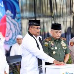Pj Gubernur Aceh Safrizal ZA menekan tombol sirene tsunami di halaman Masjid Raya Baitturahman Banda Aceh, Kamis (26/12/2024) untuk mengenang tsunami Aceh bersamaan dengan berhentinya kegiatan masyarakat untuk Tafakur selama 3 menit. (Foto: For Infoaceh.net)