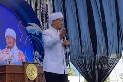 Penceramah kondang Abdullah Gymnastiar atau Aa Gym mengisi tausiah peringatan 20 tahun tsunami Aceh di halaman Masjid Raya Baiturrahman Banda Aceh, Kamis (26/12)