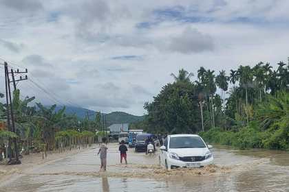 Kendaraan melintasi banjir di Gampong Kupula, Kecamatan Padang Tiji, Pidie, pada Senin (30/12). (Foto: Dok. Infoaceh.net)