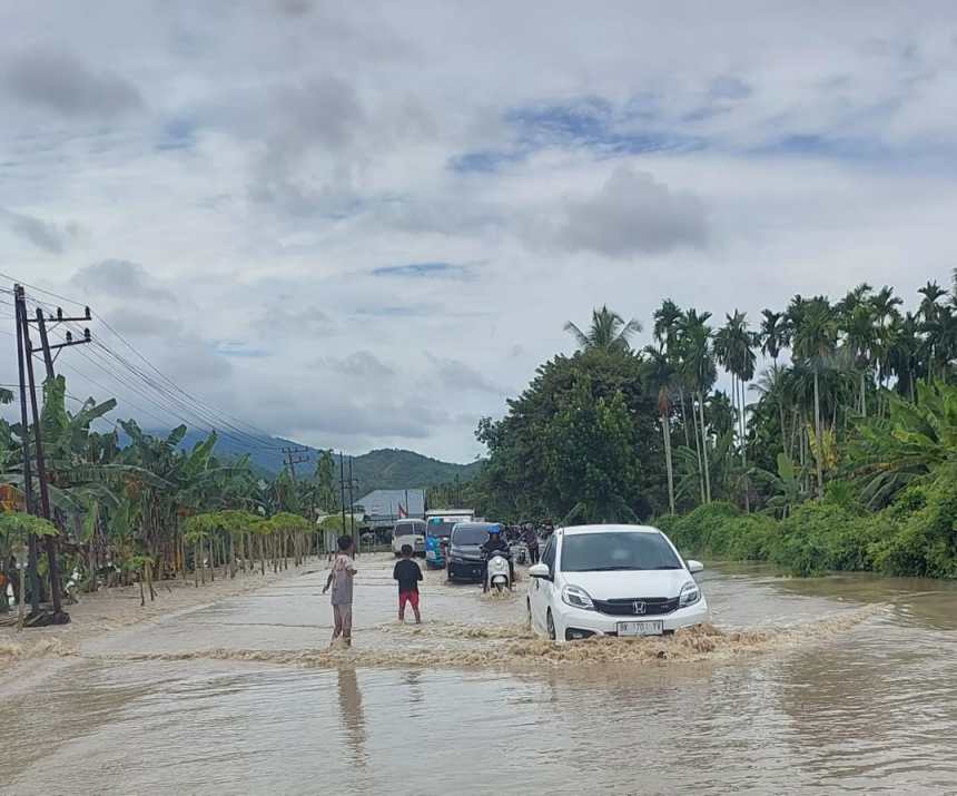 Kendaraan melintasi banjir di Gampong Kupula, Kecamatan Padang Tiji, Pidie, pada Senin (30/12). (Foto: Dok. Infoaceh.net)