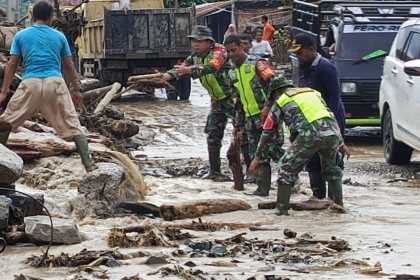 Personel TNI dikerahkan untuk membantu penanganan bencana banjir bandang di Aceh Tenggara. (Foto: For Infoaceh.net)