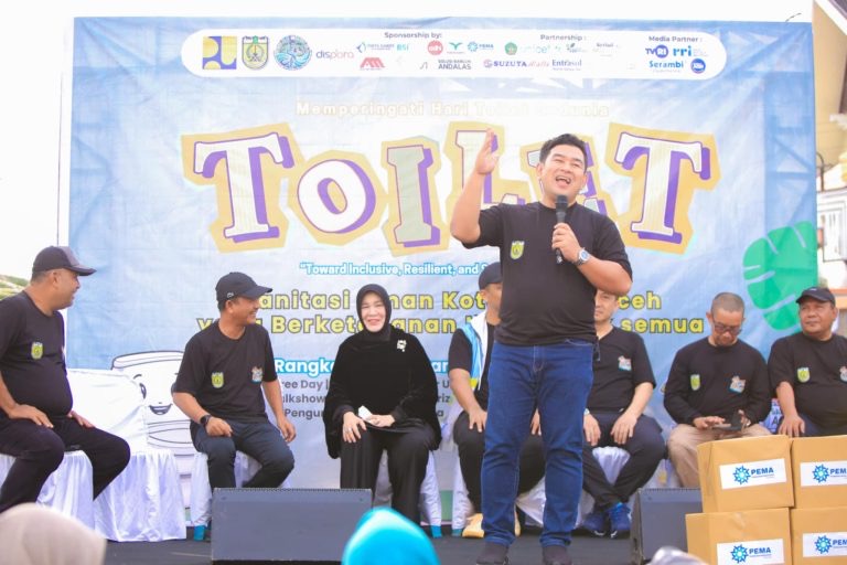 Pj Wali Kota Banda Aceh Almuniza Kamal saat menghadiri kegiatan Car Free Day dalam rangka memperingati Hari Toilet Sedunia, Ahad 29 Desember 2024.