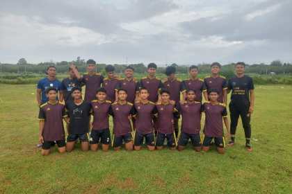 Para pemain PSAB-17 berpose bersama sebelum melakukan latihan sebagai persiapan menghadapi Piala Soeratin. FOTO/MC ACEH BESAR