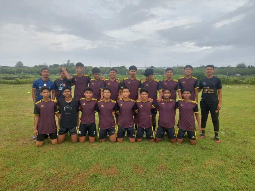 Para pemain PSAB-17 berpose bersama sebelum melakukan latihan sebagai persiapan menghadapi Piala Soeratin. FOTO/MC ACEH BESAR