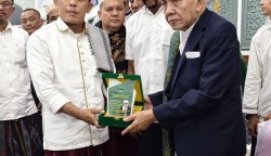 Ketua JATMAN Provinsi Aceh Tgk H Syukri Daud Pango menyerahkan plakat ucapan selamat kepada Abuya Syeikh H Amran Waly Al-Khalidy sebagai Wali Agama Aceh di Masjid Raya Baiturrahman Banda Aceh, Ahad malam (22/12). (Foto: Dok. Infoaceh.net)