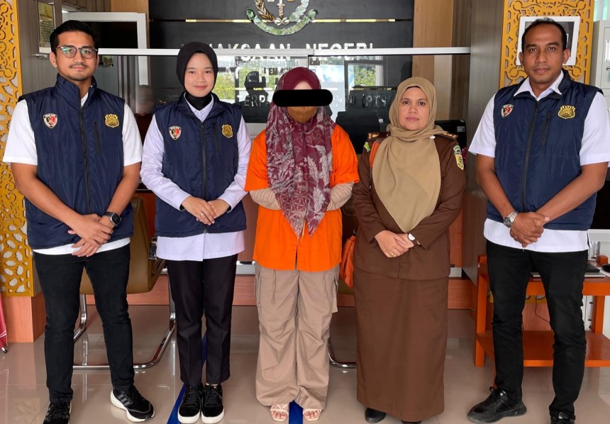 Penyidik Subdit Siber Ditreskrimsus Polda Aceh menyerahkan selebgram Aceh MD alias ML (32), tersangka penyebaran konten asusila ke Kejari Aceh Besar, pada Rabu (4/12). (Foto: Dok. Humas Polda Aceh)
