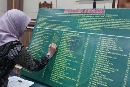 Mengawali hari pertama kerja tahun 2025, Kamis (2/1), Hakim Tinggi, pejabat struktural dan fungsional serta ASN pada Pengadilan Tinggi Banda Aceh melakukan penandatanganan Pakta Integritas. Foto: Dok. PT Banda Aceh