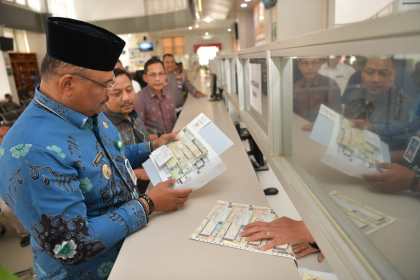 Pj Gubernur Aceh Safrizal ZA didampingi Plt. Asisten Administrasi Umum Sekda Aceh Abdul Qahar, Kepala BPKA Reza Saputra melakukan Sidak ke Kantor Samsat Banda Aceh guna memantau kelancaran pengurusan pajak kendaraan bermotor, Kamis (2/1/2025). Foto: For Infoaceh.net