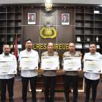 Anggota Komisi III DPR-RI M Nasir Djamil memberikan piagam penghargaan untuk Polres Bireuen atas keberhasilan mengungkap kasus-kasus besar, baik itu kasus kriminalitas maupun kasus narkoba