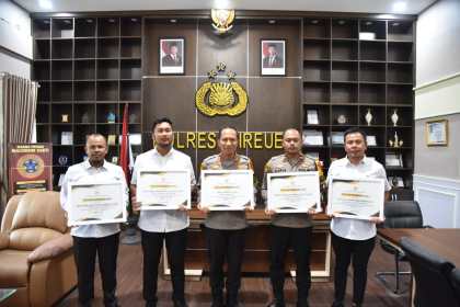 Anggota Komisi III DPR-RI M Nasir Djamil memberikan piagam penghargaan untuk Polres Bireuen atas keberhasilan mengungkap kasus-kasus besar, baik itu kasus kriminalitas maupun kasus narkoba