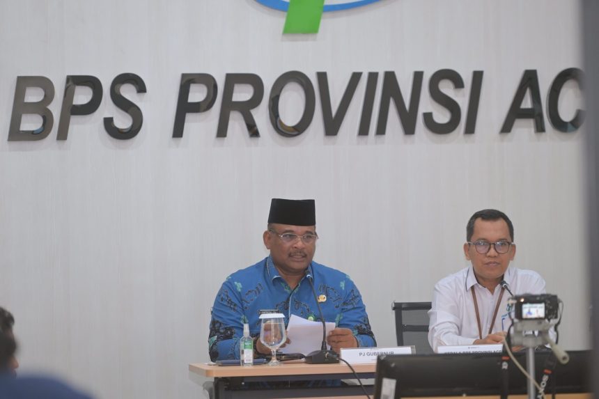 Pj Gubernur Aceh Safrizal ZA dan Kepala BPS Aceh Ahmadriswan Nasution saat menghadiri rilis berita resmi statistik di Kantor BPS Aceh, Kamis, 2 Januari 2025.