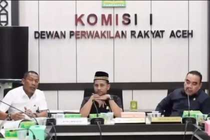 Ketua Komisi I DPRA Tgk Muharuddin didampingi Ketua DPRA Zulfadli saat memimpin rapat bersama Pemerintah Aceh dan KIP Aceh untuk pelantikan gubernur di ruang rapat Komisi I DPRA, Senin (6/1/2025)