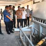 Pj Bupati Aceh Besar Muhammad Iswanto meninjau mesin potong usai peresmian dan peusijuek Rumah Potong Hewan (RPH) Pasar Lambaro, Kecamatan Ingin Jaya, Aceh Besar, Kamis (9/1). FOTO: MC ACEH BESAR