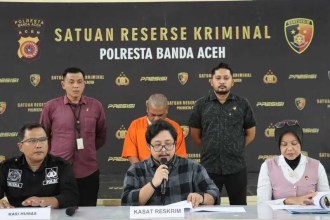 Kasat Reskrim Kompol Fadillah Aditya Pratama, Kamis (9/1) memberikan keterangan penangkapan dukun cabul TI (49) yang merupakan tersangka pemerkosaan dan pelecehan seksual terhadap korban anak di bawah umur di Desa Meunasah Baet, Krueng Barona Jaya, Aceh Besar. (Foto: Dok. Polresta Banda Aceh)