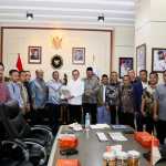 Ketua DPRA Zulfadli didampingi Pj Gubernur Aceh Safrizal ZA menyerahkan hasil penetapan Gubernur Aceh terpilih kepada Wamendagri Bima Arya Sugiarto, Selasa (15/1) di ruang kerja Gedung B Kemendagri, Jakarta. (Foto: For Infoaceh.net)