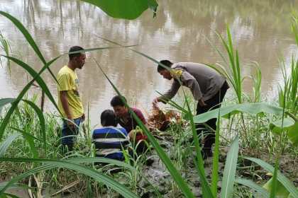 Seorang ibu rumah tangga, LN (35), warga Lueng Bata, Banda Aceh nekat lompat ke sungai Krueng Aceh, Kamis (16/1), diduga hendak bunuh diri, namun segera diselamatkan warga. (Foto: Dok. Polsek Lueng Bata)