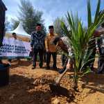 Kakanwil Kemenag Aceh Azhari menanami pohon di tanah wakaf halaman Gedung Balai Kegiatan Guru (BKG) di Desa Dayah Baro, Pasie Luwah, Kecamatan Krueng Sabee, Aceh Jaya, Jum’at (17/2). (Foto: For Infoaceh.net)