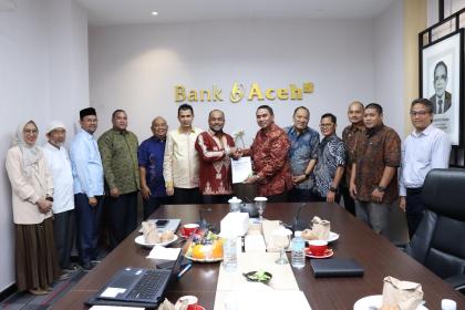 Penyerahan Laporan Hasil Audit Kantor Akuntan Publik yang diserahkan langsung oleh Padri Achyarsyah, Signing Partner KAP Heliantono & Rekan dan diterima oleh Plt Dirut Bank Aceh Fadhil Ilyas. (Foto: For Infoaceh.net)