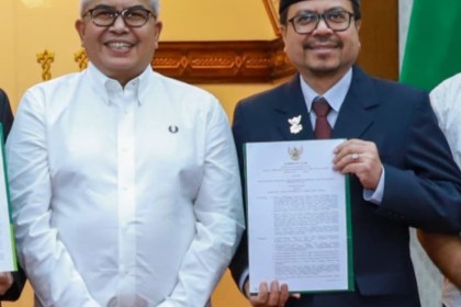 Azwardi Abdullah saat menerima SK Komisaris Utama (Komut) Bank Aceh Syariah yang diserahkan mantan Pj Gubernur Aceh Bustami Hamzah pada 16 Agustus lalu.