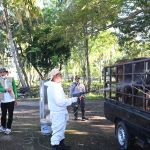 Pj Bupati Aceh Besar Muhammad Iswanto bersama Kepala OPD menyaksikan penyemprotan hewan untuk mengatasi penyebaran wabah Penyakit Mulut dan Kuku di Pasar Hewan Sibreh, Kecamatan Sukamakmur, Rabu (8/1). (FOTO: MC ACEH BESAR)