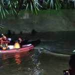 Tim SAR melakukan pencarian bocah tenggelam saat mandi dalam krueng (Sungai) Pase, Aceh Utara, Sabtu malam (15/2). (Foto: For Infoaceh.net)