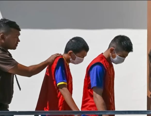 Pasangan gay (liwath) AI dan DA yang kepergok berhubungan badan di salah satu kamar kos di Gampong Rukoh Kecamatan Syiah Kuala, Banda Aceh dituntut 100 kali cambuk. (Foto: For Infoaceh.net)