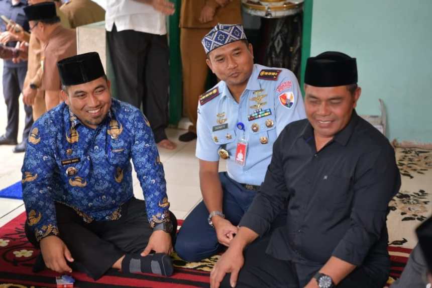 Pj Bupati Aceh Besar Muhammad Iswanto bersama Bupati Aceh Besar terpilih Muharram Idris atau Syech Muharram