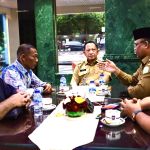 Pj Gubernur Aceh Safrizal ZA didampingi Plt Sekda Aceh Muhammad Diwarsyah dan Ketua DPRA Zulfadli melakukan pertemuan dengan Mendagri Tito Karnavian, di Gedung A Kemendagri, Jakarta, Selasa (4/2). (Foto: For Infoaceh.net)