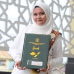 Siti Dian Natasya Solin, mahasiswi Prodi Hukum Keluarga Fakultas Syariah dan Hukum UIN Ar-Raniry Banda Aceh berhasil lulus tanpa menyusun skripsi dan menjalani sidang munaqasyah. Foto: Dok. Humas UIN Ar-Raniry)
