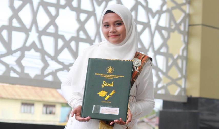 Siti Dian Natasya Solin, mahasiswi Prodi Hukum Keluarga Fakultas Syariah dan Hukum UIN Ar-Raniry Banda Aceh berhasil lulus tanpa menyusun skripsi dan menjalani sidang munaqasyah. Foto: Dok. Humas UIN Ar-Raniry)