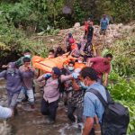 Evakuasi jenazah dua korban hanyut terbawa arus Sungai Weh Reseh, Kampung Rikit Musara, Kecamatan Permata, Bener Meriah. (Foto: For Infoaceh.net)