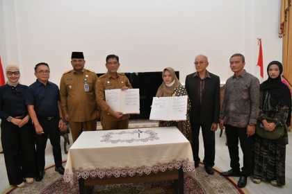 Pj Gubernur Aceh Safrizal ZA, Wali Nanggroe Aceh Malik Mahmud Al Haytar, serta Plt Sekda Aceh Muhammad Diwarsyah, menyerahkan hibah barang milik Aceh kepada Lembaga Adat dan Kesultanan Aceh Sultan Alaidin Muhammad Daudsyah, di Meuligoe Wali Nanggroe, Selasa (11/2).