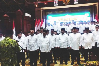 Pengurus Dewan Masjid Indonesia (DMI) Provinsi Aceh periode 2025-2030 resmi dilantik oleh Ketua Umum Pengurus Pusat DMI, HM Jusuf Kalla, di Anjong Mon Mata, Banda Aceh, Selasa malam (11/2). (Foto: Ridha Yunawardi)