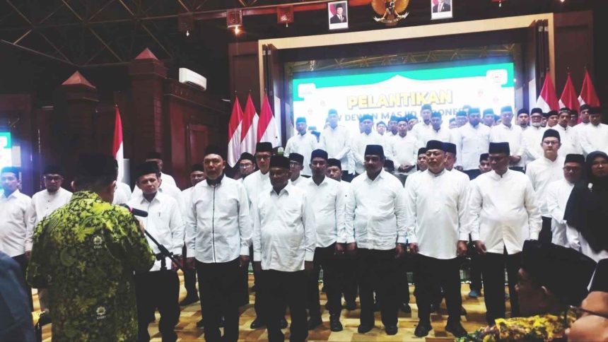 Pengurus Dewan Masjid Indonesia (DMI) Provinsi Aceh periode 2025-2030 resmi dilantik oleh Ketua Umum Pengurus Pusat DMI, HM Jusuf Kalla, di Anjong Mon Mata, Banda Aceh, Selasa malam (11/2). (Foto: Ridha Yunawardi)