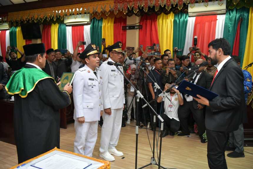 Gubernur Aceh Muzakir Manaf melantik Sayuti Abubakar-Husaini Sebagai Wali Kota/Wakil Walikota Lhokseumawe periode 2025-2030 pada Rapat Paripurna DPRK Lhokseumawe, Senin (17/2)