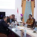 Wali Nanggroe saat menerima kunjungan Kepala Dinas Pendidikan (Kadisdik) Aceh, Marthunis, pada Selasa 25 Februari 2025, di Meuligoe Wali Nanggroe, Aceh Besar.