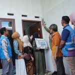 Pemasangan listrik gratis di rumah Nurhayati di Gampong Jawa