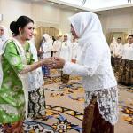 Marlina Usman, istri Gubernur Aceh, saat dilantik sebagai Ketua Dekranasda) Aceh periode 2025-2030, oleh Ketua Umum Dekranas Selvi Gibran Rakabuming, di Istana Wapres, Jakarta, Senin, 3 Maret 2025