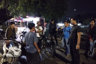 Sejumlah remaja yang sedang bersiap melakukan aksi balap liar di Jalan T. Panglima Nyak Makam Lampineung Banda Aceh, digagalkan polisi berbaju preman, Rabu (5/3) dini hari.