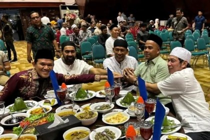 Gubernur Aceh Muzakir Manaf memegang tangan Wagub Aceh Fadhlullah dan Ketua DPRA Zulfadli sebagai tanda berdamai di momen buka puasa bersama partai koalisi di Anjong Mon Mata komplek pendopo Gubernur Aceh, Kamis (6/3/2025)