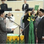 Ketua DPRK Banda Aceh Irwansyah melantik Zulkasmi sebagai Anggota DPRK Banda Aceh sisa masa jabatan 2024-2029 di Gedung DPRK setempat, Senin (10/3)