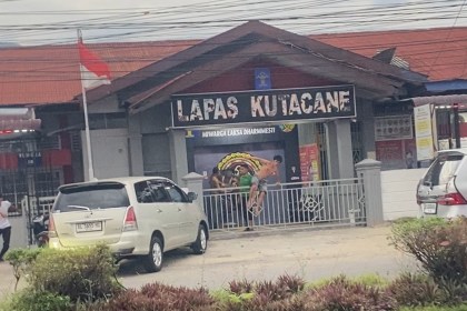 Puluhan narapidana Lapas Kelas II B Kutacane, Aceh Tenggara, , kabur menjelang berbuka puasa, Senin (10/3). (Foto: tangkapan layar video warga)