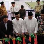 Dirjen PHU Kemenag RI Hilman Latief, Kadis Syariat Islam Aceh dan Anggota BPKH didampingi Kakanwil Kemenag Aceh Azhari saat peresmian Gedung PLIDHUT, Rabu sore (5/3)