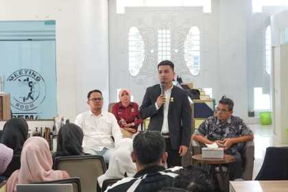 Dirut PT PEMA Mawardi Nur menyampaikan sambutan pada acara Town Hall Meeting yang diselenggarakan di Kantor PT PEMA, Rabu (5/3). (Foto: Humas PT PEMA)