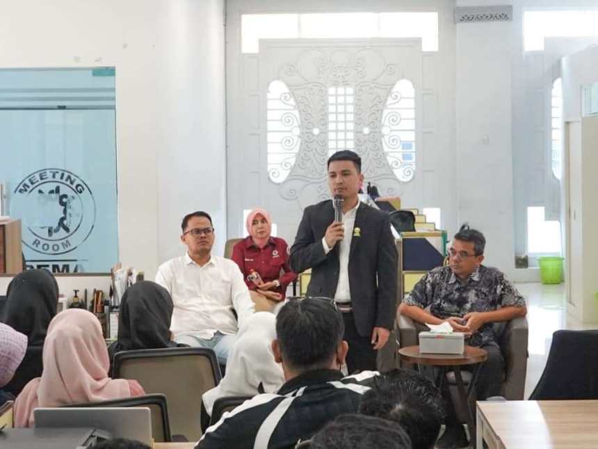 Dirut PT PEMA Mawardi Nur menyampaikan sambutan pada acara Town Hall Meeting yang diselenggarakan di Kantor PT PEMA, Rabu (5/3). (Foto: Humas PT PEMA)