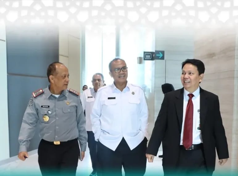 Regional CEO BSI Aceh Wachjono menerima kunjungan Kakanwil Ditjen Imigrasi Aceh Novianto Sulastono, bersama Kepala Kantor Imigrasi Banda Aceh Gindo Ginting di gedung Landmark BSI Aceh Selasa (4/3)
