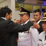 Gubernur Aceh Muzakir Manaf melantik Mohammad Nasrun Mikaris-Nusar Amin sebagai Bupati dan Wakil Bupati Simeulue periode 2025-2030 pada Rapat Paripurna DPRK Simeulue, Sabtu (8/3/2025)