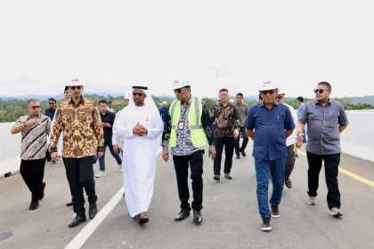 Dubes Uni Emirat Arab untuk Indonesia Abdulla Salem Al Dhaheri meninjau ruas Tol Sigli - Banda Aceh seksi Padang Tiji- Seulimeum, Ahad (9/3/2025)
