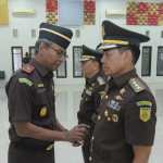 Plt Kejati Aceh Muhibbudin SH MH melantik Faisol SH sebagai Aspidmil Kejati Aceh yang baru, menggantikan Joko Sutikno SH MH, Rabu (12/3/2025)