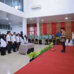 Bupati Aceh Besar Muharram Idris melantik kepsek dan menyerahkan SK Perpanjangan PPPK Formasi guru di aula Dekranasda Aceh Besar, Kamis (13/3/2025)